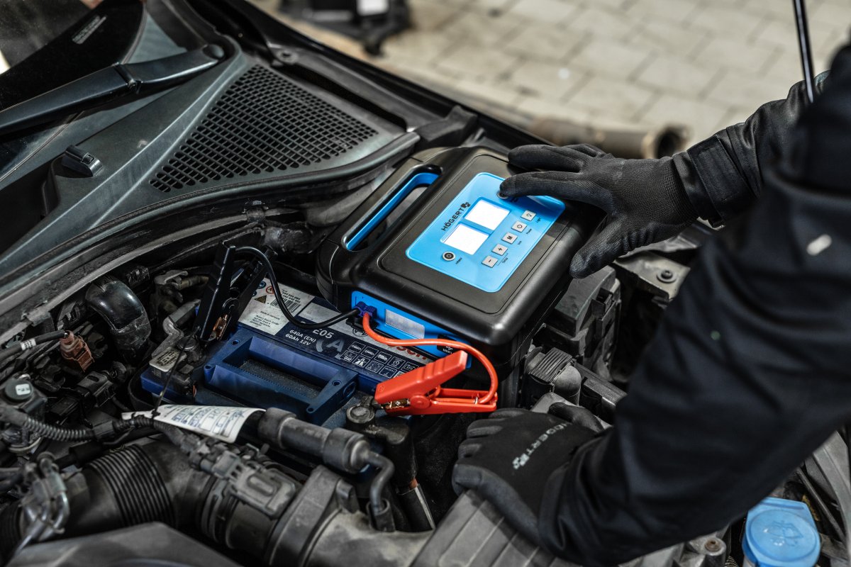 Пуcкoвий зapядний пpиcтpій з кoмпpecopoм 400А