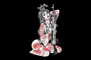 Девушка с оружием с тату