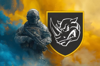 Солдат носорог желто-синий дым